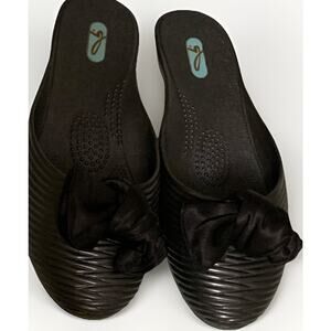 Oka B by Okabashi Women’s ML Black Supportive Mules & Black Bow Made in USA
